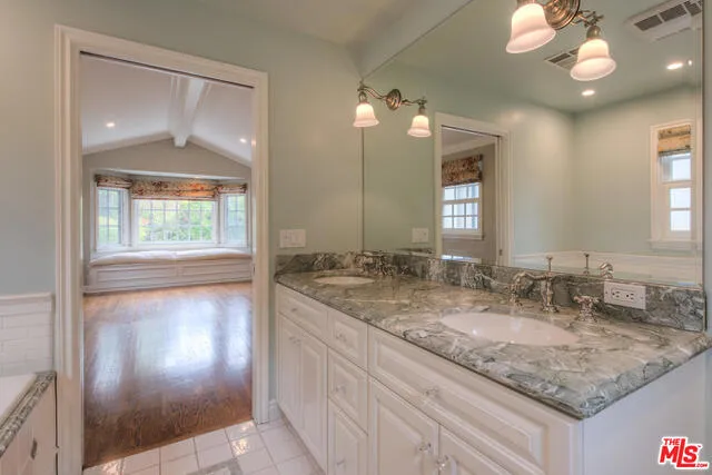 Sherman Oaks, California 91423, United States, 3 Bedrooms Bedrooms, ,3 BathroomsBathrooms,Residential,Active,94632