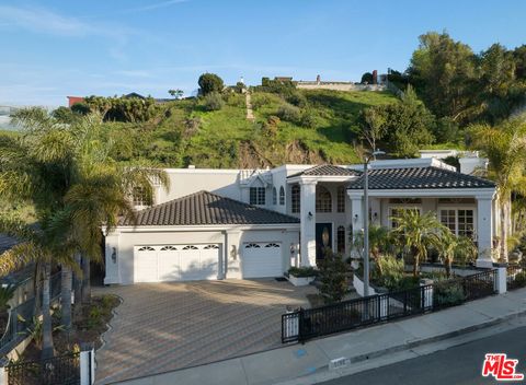 Single Family Residence in Los Angeles CA 3966 Cloverdale Avenue.jpg