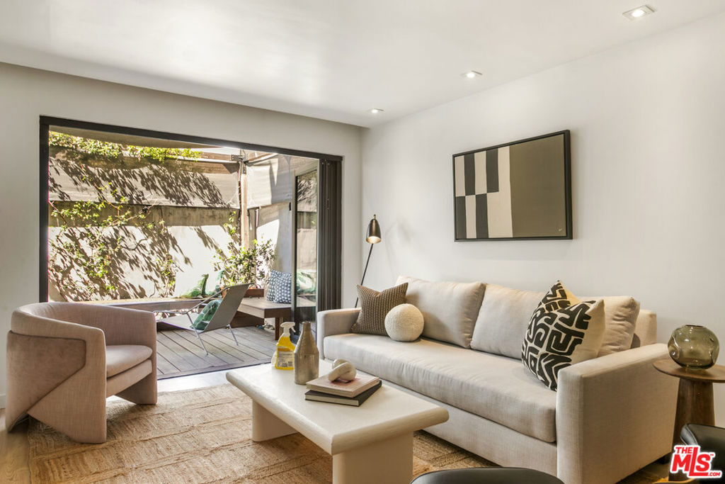Properties 2 1615 N Laurel Avenue 106