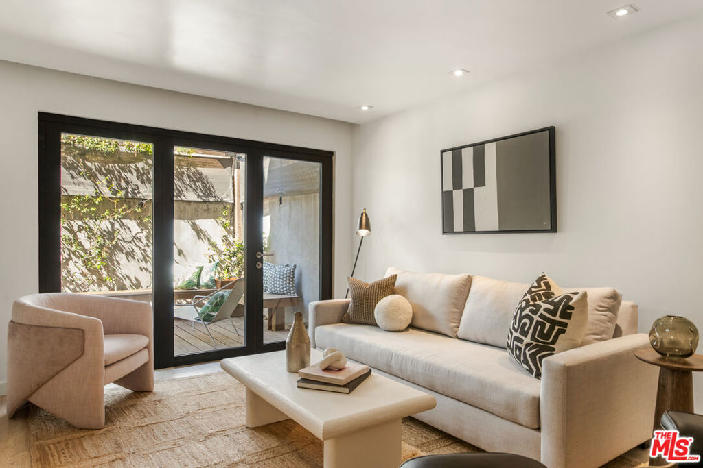 Properties 1 1615 N Laurel Avenue 106