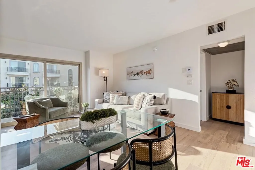 Los Angeles, California 90048, United States, 1 Bedroom Bedrooms, ,1 BathroomBathrooms,Residential,Active,1155