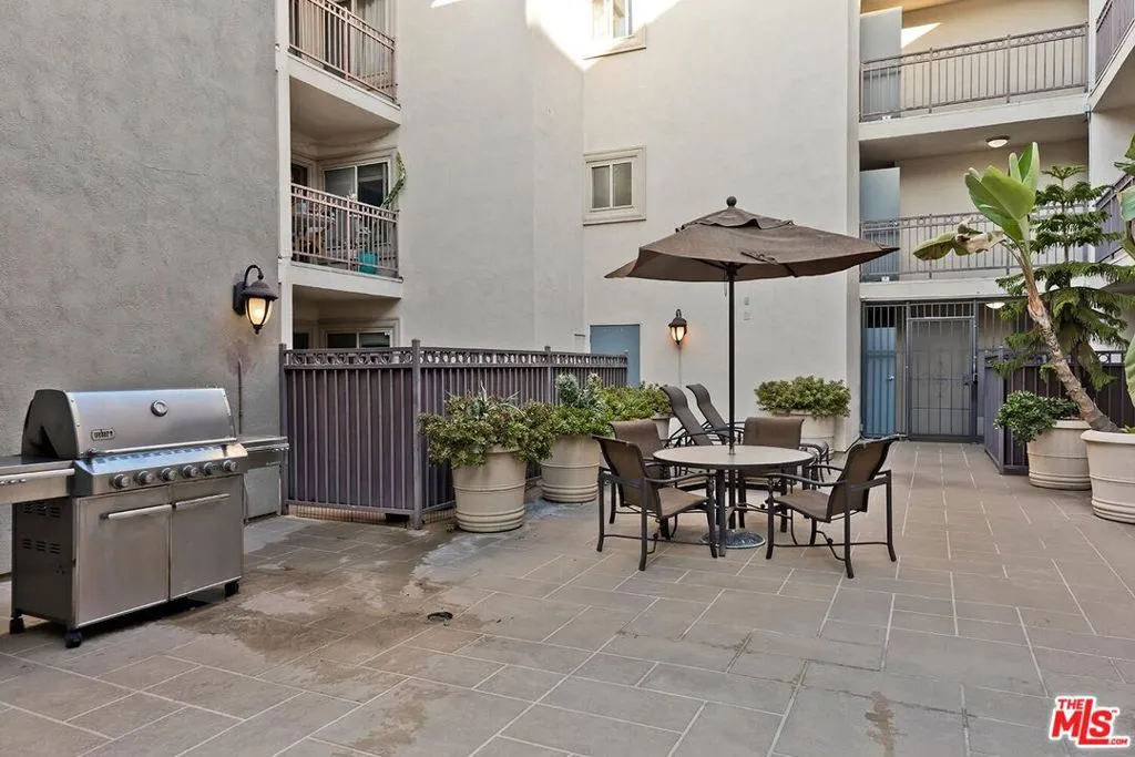 Los Angeles, California 90048, United States, 1 Bedroom Bedrooms, ,1 BathroomBathrooms,Residential,Active,1155