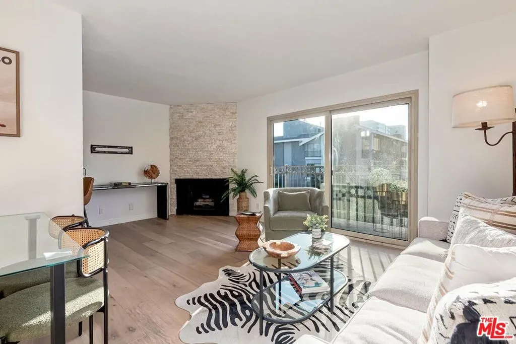 Los Angeles, California 90048, United States, 1 Bedroom Bedrooms, ,1 BathroomBathrooms,Residential,Active,1155