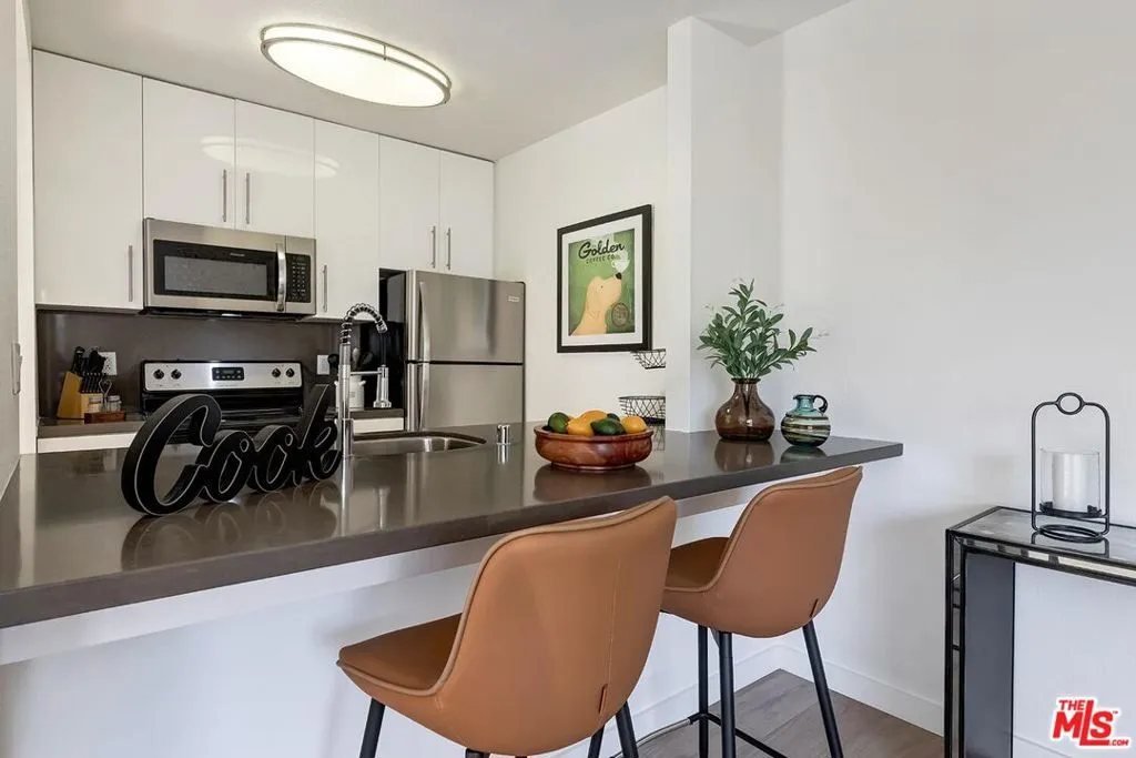 Los Angeles, California 90048, United States, 1 Bedroom Bedrooms, ,1 BathroomBathrooms,Residential,Active,1155