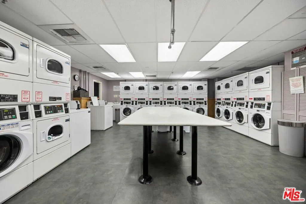 Los Angeles, California 90067, United States, 1 Bedroom Bedrooms, ,1 BathroomBathrooms,Residential,Pending,27551