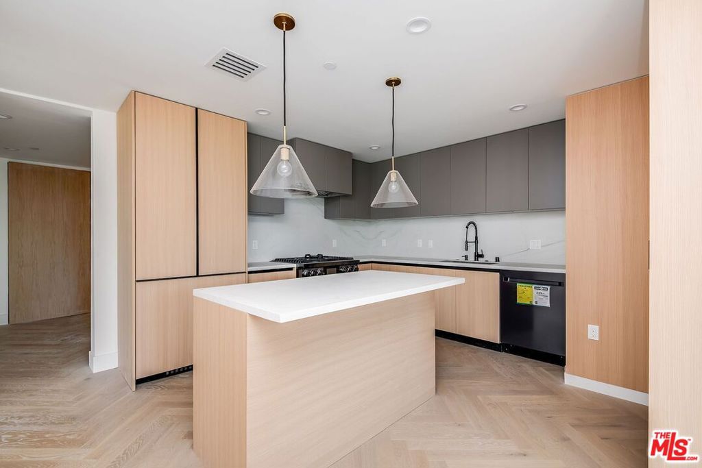 10352 Riverside Drive 201