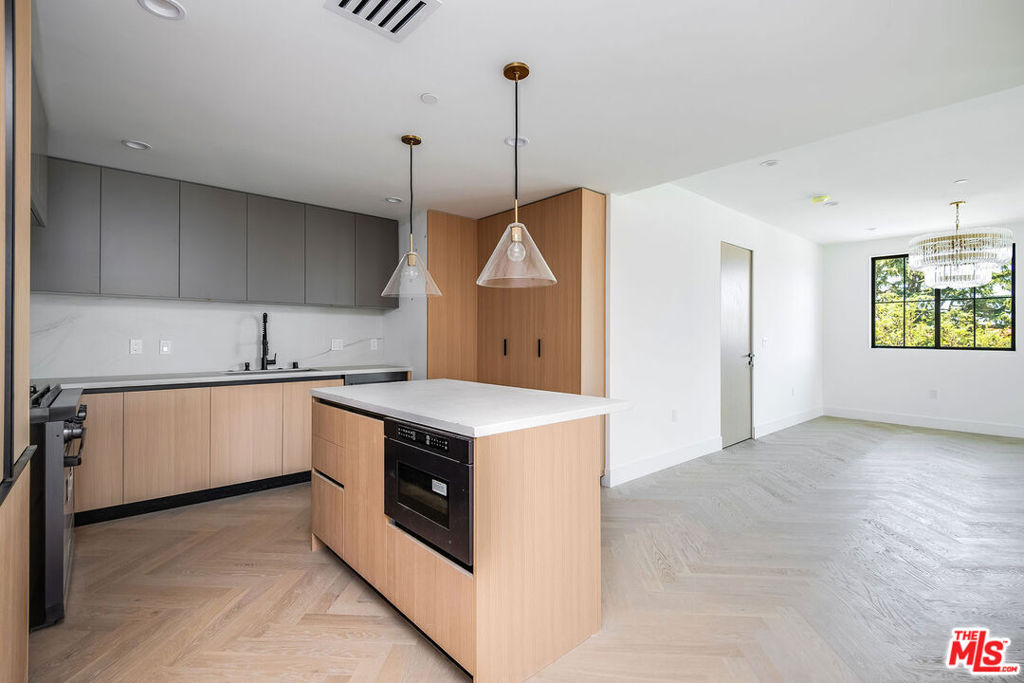 10352 Riverside Drive 201