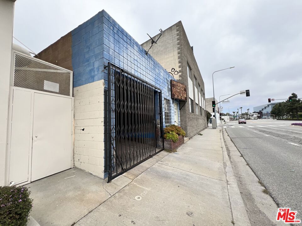 6764 S Centinela Avenue