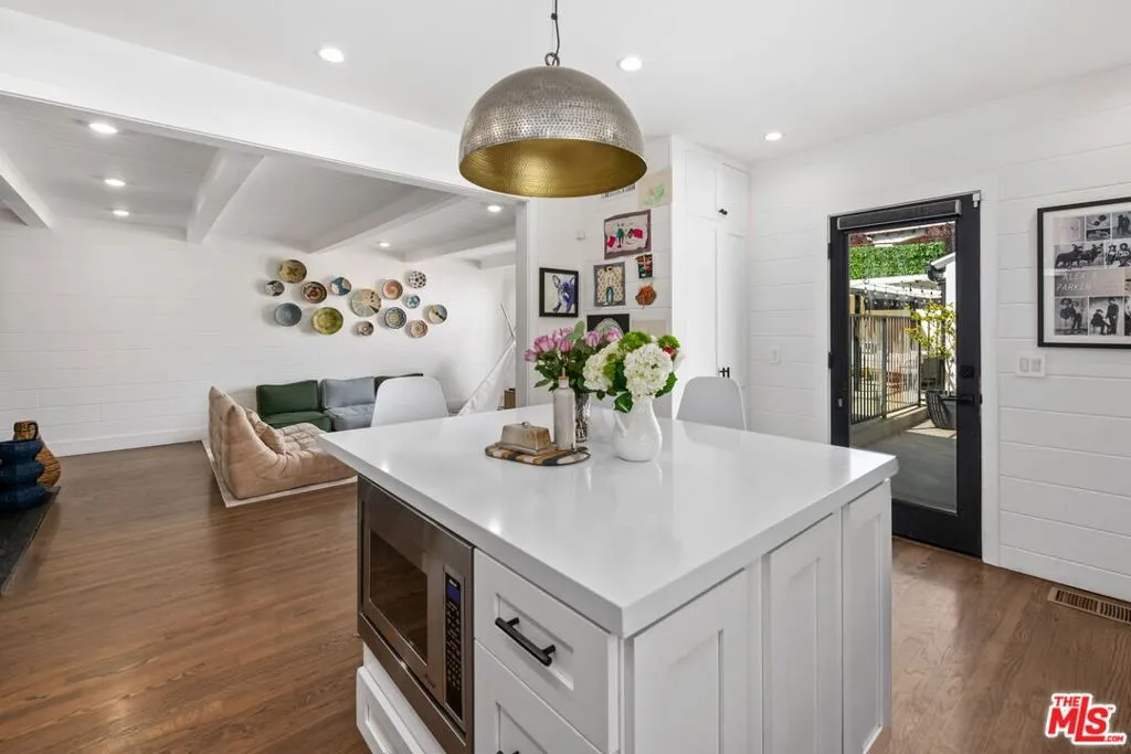 Sherman Oaks, California 91423, United States, 3 Bedrooms Bedrooms, ,3 BathroomsBathrooms,Residential,Pending,78485