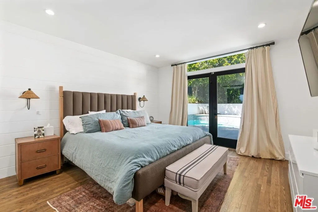 Sherman Oaks, California 91423, United States, 3 Bedrooms Bedrooms, ,3 BathroomsBathrooms,Residential,Pending,78485