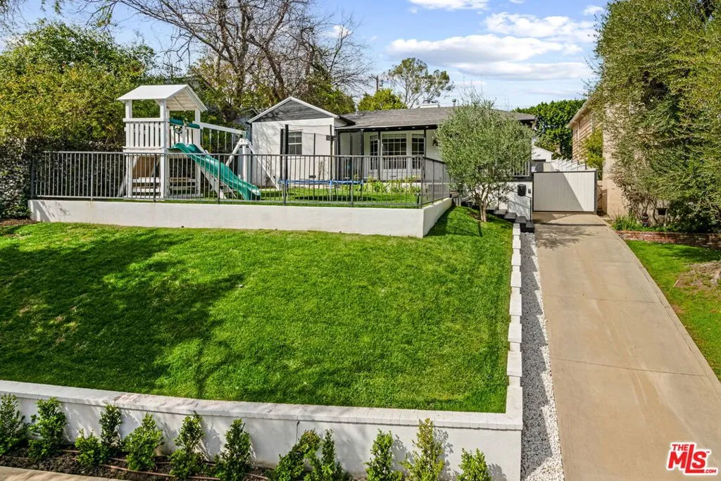 Sherman Oaks, California 91423, United States, 3 Bedrooms Bedrooms, ,3 BathroomsBathrooms,Residential,Pending,78485