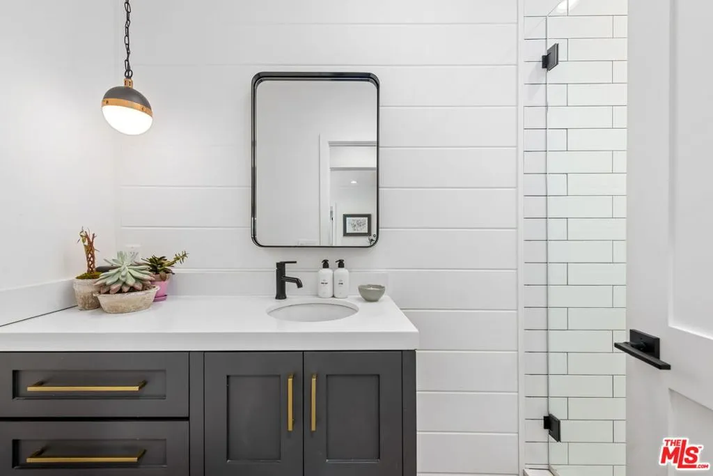 Sherman Oaks, California 91423, United States, 3 Bedrooms Bedrooms, ,3 BathroomsBathrooms,Residential,Pending,78485