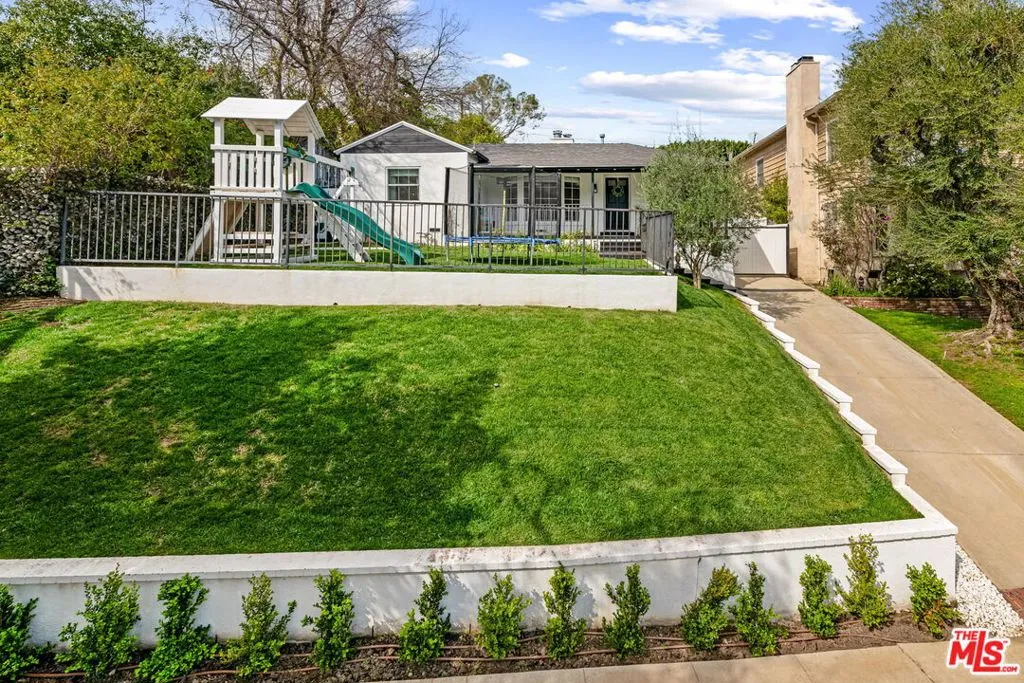 Sherman Oaks, California 91423, United States, 3 Bedrooms Bedrooms, ,3 BathroomsBathrooms,Residential,Pending,78485