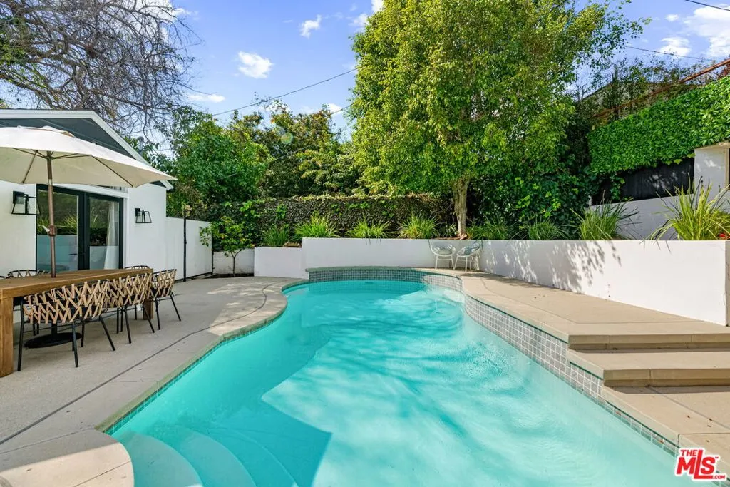 Sherman Oaks, California 91423, United States, 3 Bedrooms Bedrooms, ,3 BathroomsBathrooms,Residential,Pending,78485