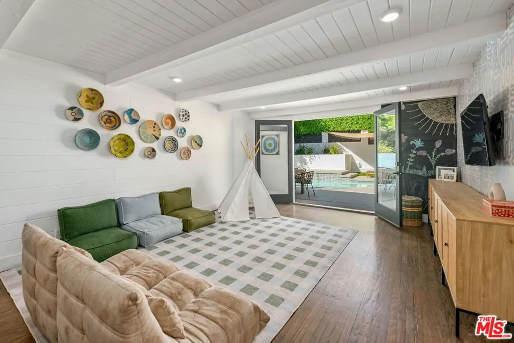 Sherman Oaks, California 91423, United States, 3 Bedrooms Bedrooms, ,3 BathroomsBathrooms,Residential,Pending,78485