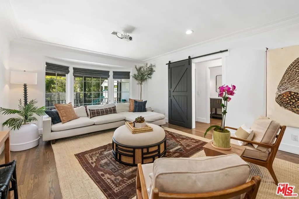 Sherman Oaks, California 91423, United States, 3 Bedrooms Bedrooms, ,3 BathroomsBathrooms,Residential,Pending,78485