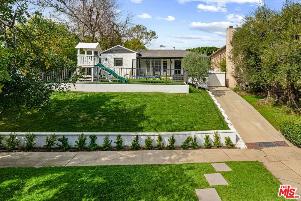 Sherman Oaks, California 91423, United States, 3 Bedrooms Bedrooms, ,3 BathroomsBathrooms,Residential,Pending,78485