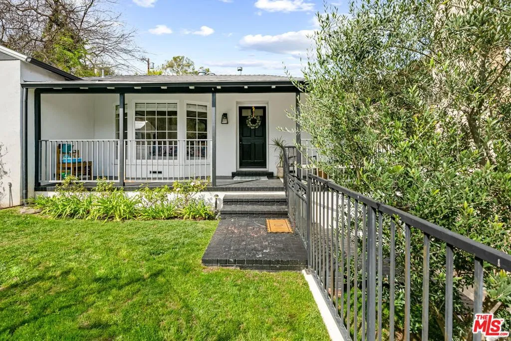 Sherman Oaks, California 91423, United States, 3 Bedrooms Bedrooms, ,3 BathroomsBathrooms,Residential,Pending,78485