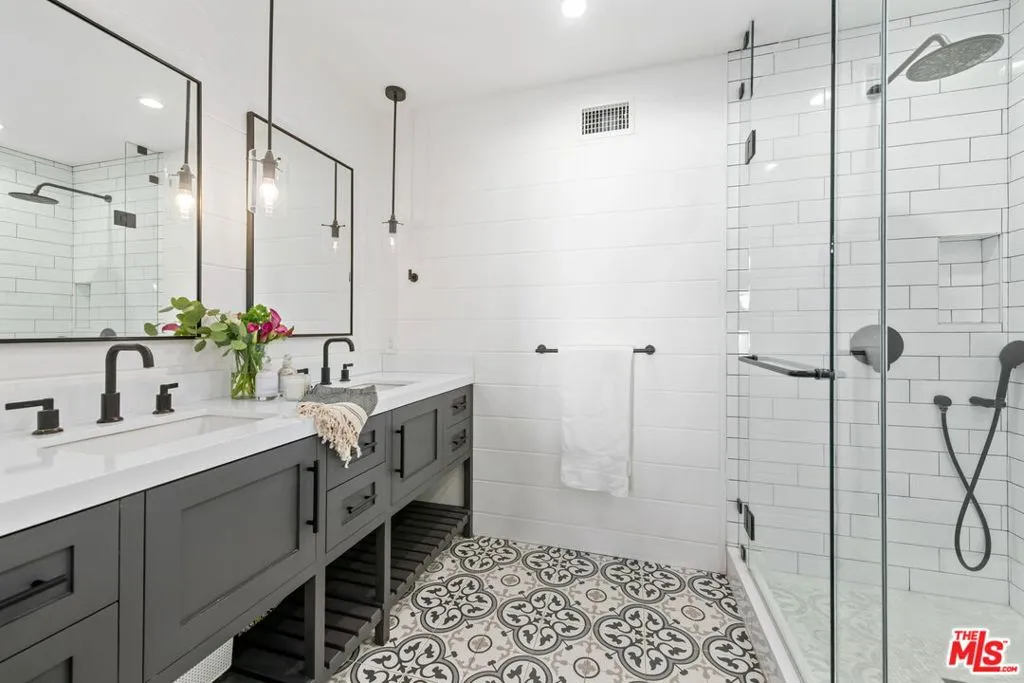 Sherman Oaks, California 91423, United States, 3 Bedrooms Bedrooms, ,3 BathroomsBathrooms,Residential,Pending,78485