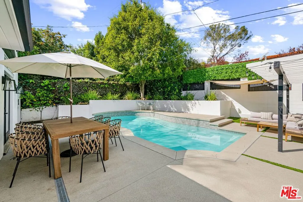 Sherman Oaks, California 91423, United States, 3 Bedrooms Bedrooms, ,3 BathroomsBathrooms,Residential,Pending,78485