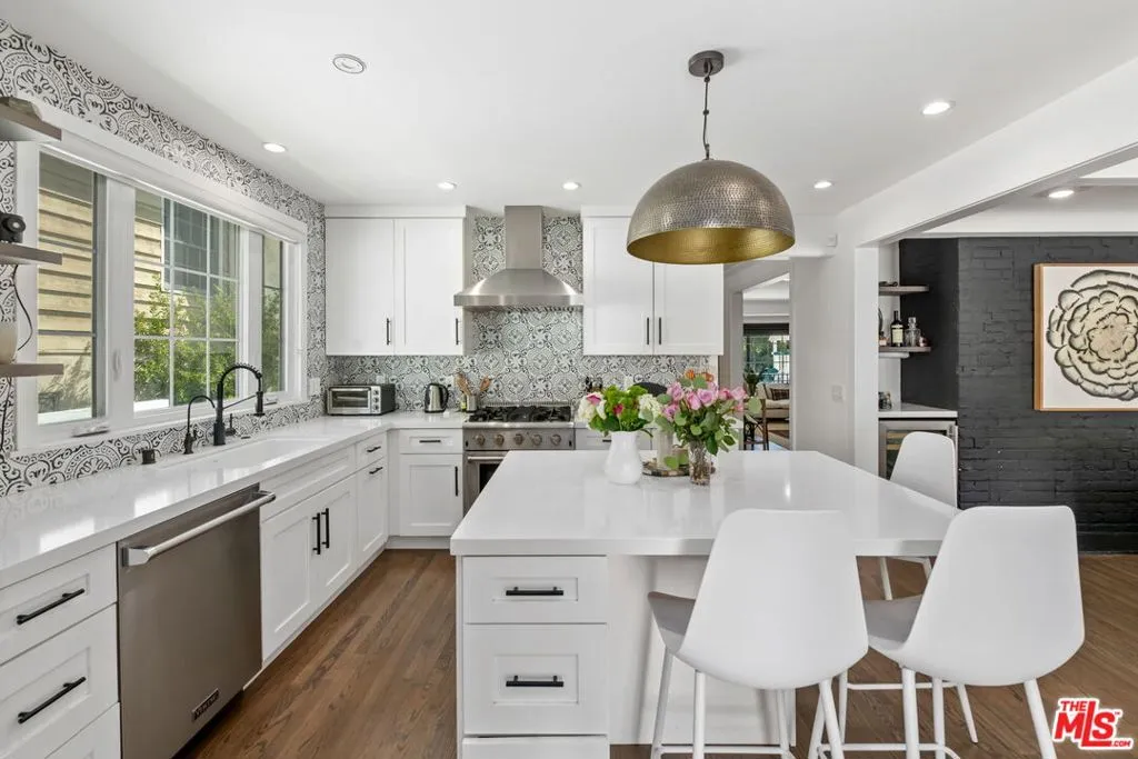 Sherman Oaks, California 91423, United States, 3 Bedrooms Bedrooms, ,3 BathroomsBathrooms,Residential,Pending,78485