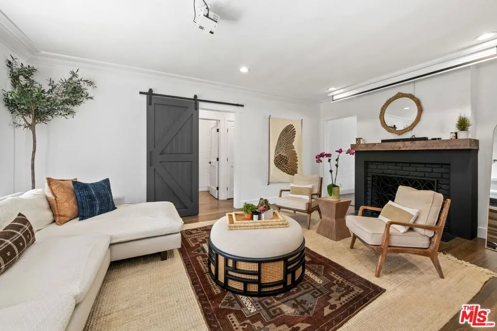 Sherman Oaks, California 91423, United States, 3 Bedrooms Bedrooms, ,3 BathroomsBathrooms,Residential,Pending,78485