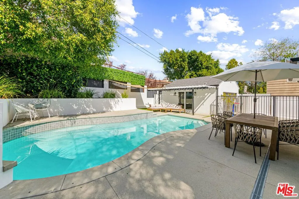 Sherman Oaks, California 91423, United States, 3 Bedrooms Bedrooms, ,3 BathroomsBathrooms,Residential,Pending,78485