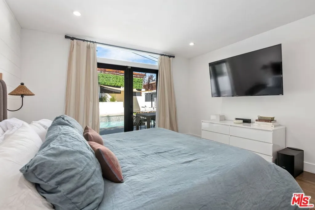 Sherman Oaks, California 91423, United States, 3 Bedrooms Bedrooms, ,3 BathroomsBathrooms,Residential,Pending,78485