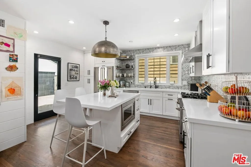 Sherman Oaks, California 91423, United States, 3 Bedrooms Bedrooms, ,3 BathroomsBathrooms,Residential,Pending,78485