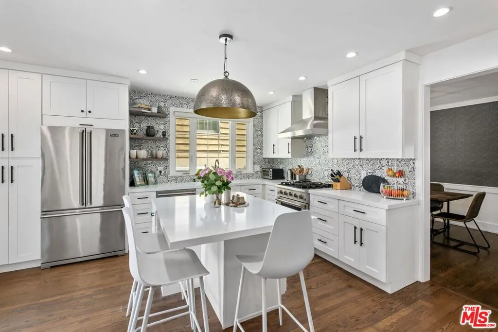 Sherman Oaks, California 91423, United States, 3 Bedrooms Bedrooms, ,3 BathroomsBathrooms,Residential,Pending,78485