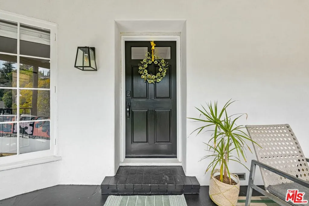 Sherman Oaks, California 91423, United States, 3 Bedrooms Bedrooms, ,3 BathroomsBathrooms,Residential,Pending,78485