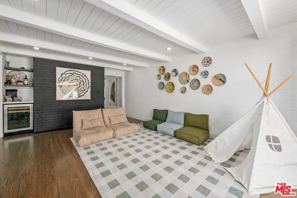 Sherman Oaks, California 91423, United States, 3 Bedrooms Bedrooms, ,3 BathroomsBathrooms,Residential,Pending,78485