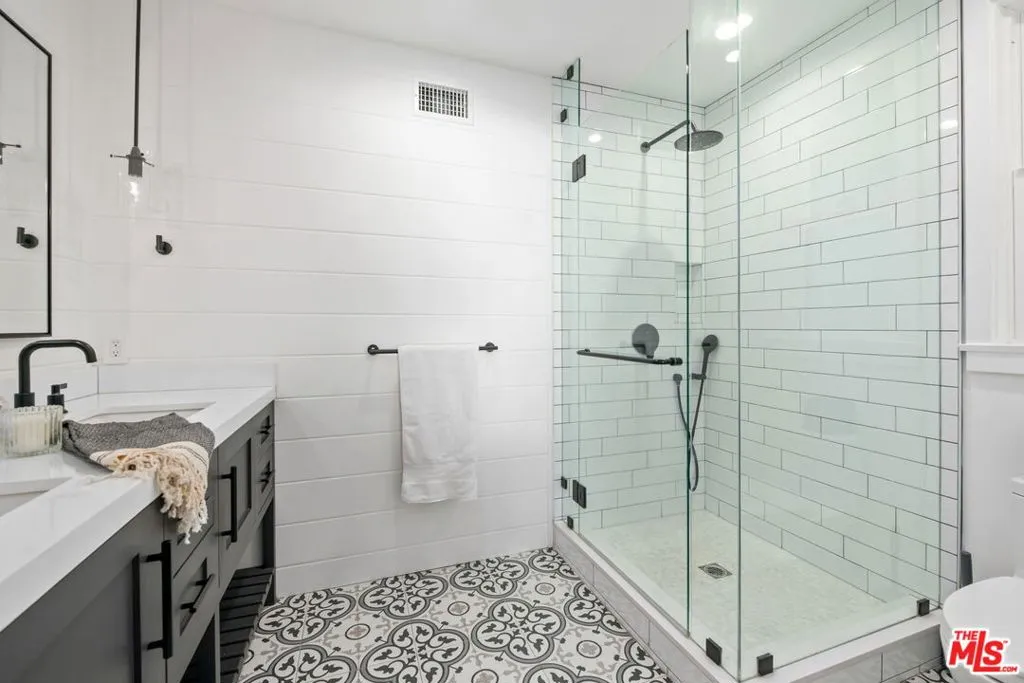 Sherman Oaks, California 91423, United States, 3 Bedrooms Bedrooms, ,3 BathroomsBathrooms,Residential,Pending,78485