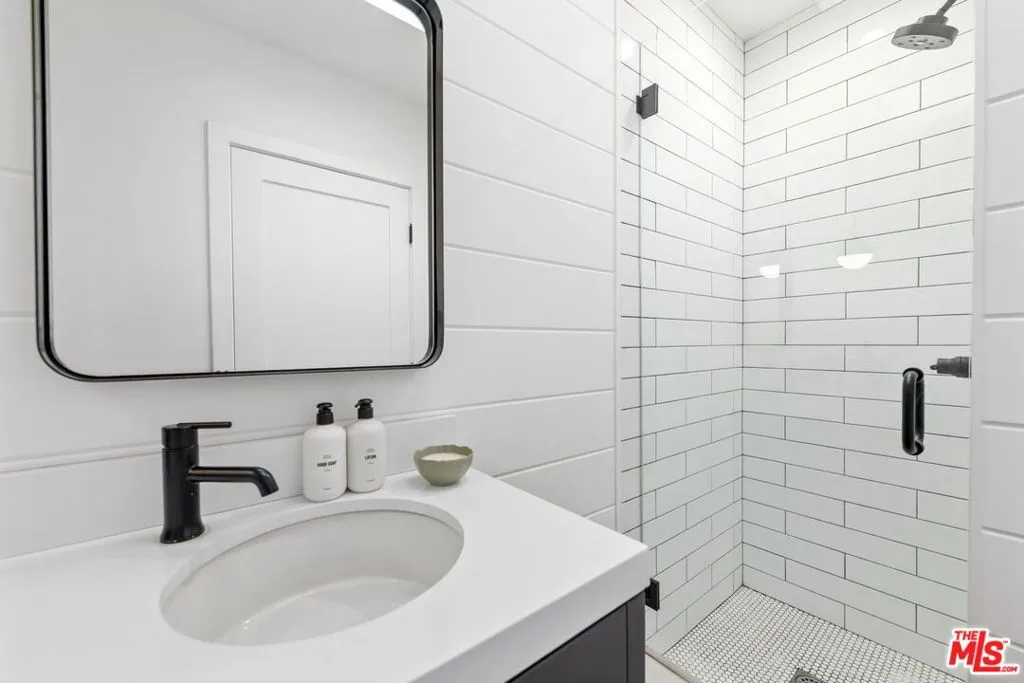 Sherman Oaks, California 91423, United States, 3 Bedrooms Bedrooms, ,3 BathroomsBathrooms,Residential,Pending,78485