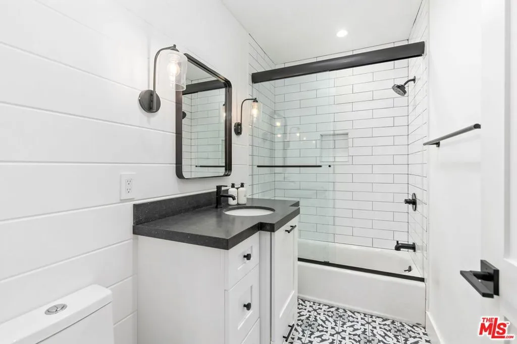 Sherman Oaks, California 91423, United States, 3 Bedrooms Bedrooms, ,3 BathroomsBathrooms,Residential,Pending,78485