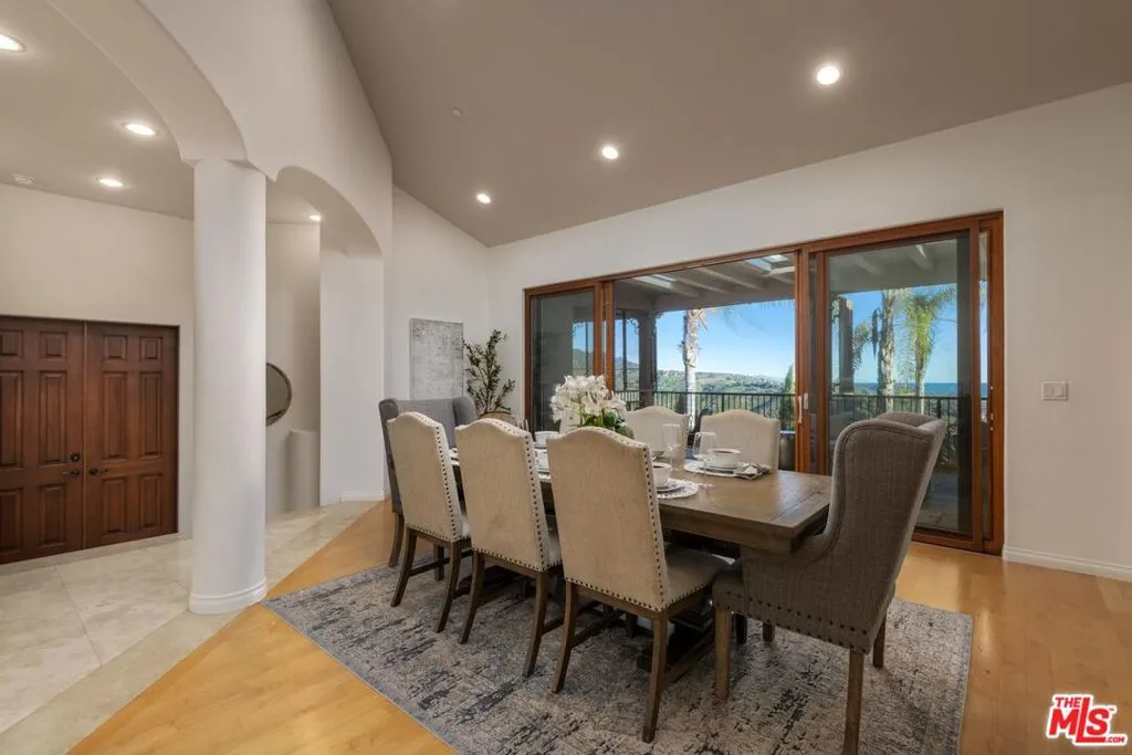 Santa Barbara, California 93110, United States, 4 Bedrooms Bedrooms, ,5 BathroomsBathrooms,Residential,Pending,60874