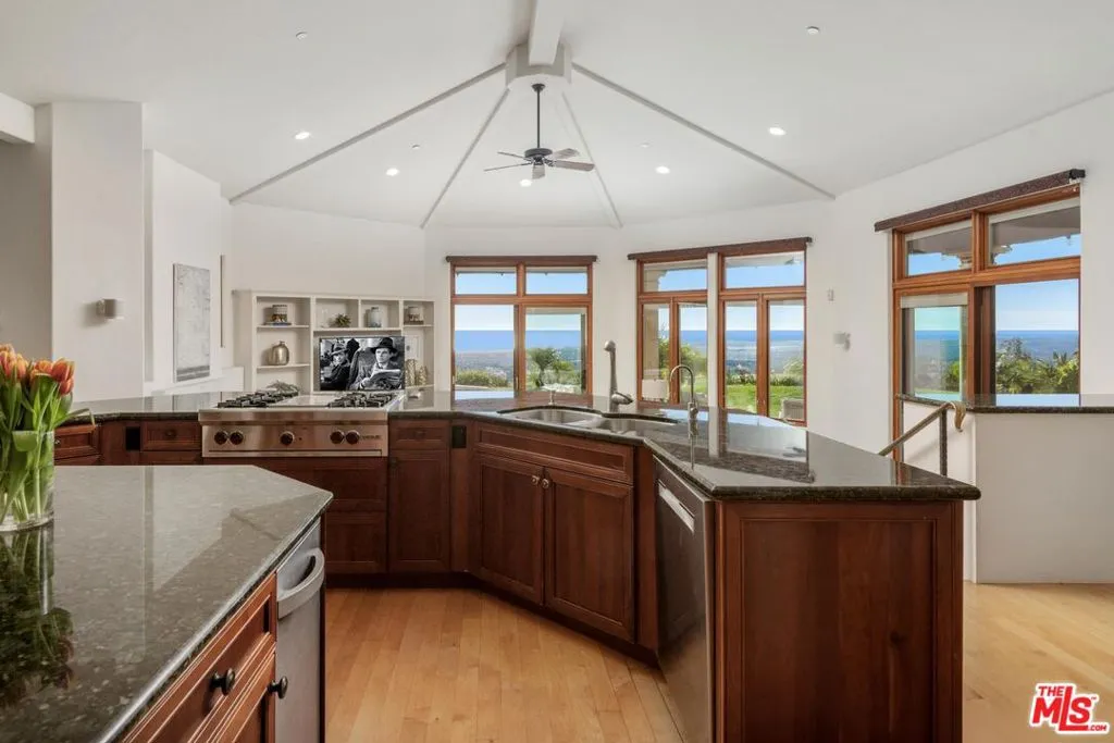 Santa Barbara, California 93110, United States, 4 Bedrooms Bedrooms, ,5 BathroomsBathrooms,Residential,Pending,60874