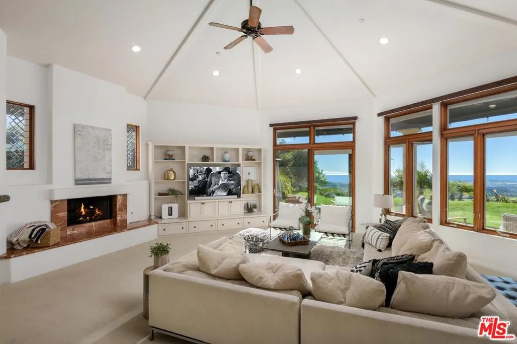 Santa Barbara, California 93110, United States, 4 Bedrooms Bedrooms, ,5 BathroomsBathrooms,Residential,Pending,60874