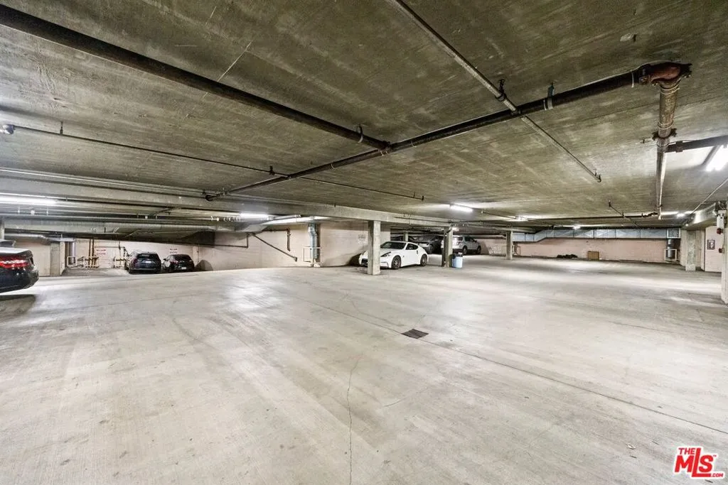 Beverly Hills, California 90211, United States, 2 Bedrooms Bedrooms, ,3 BathroomsBathrooms,Residential,Active,98607