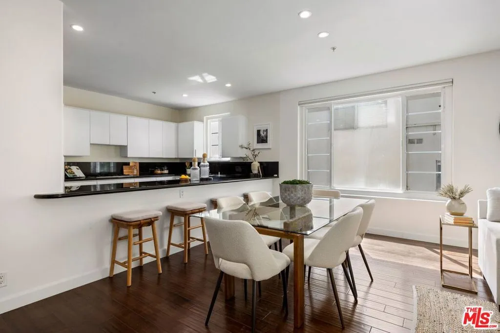 Beverly Hills, California 90211, United States, 2 Bedrooms Bedrooms, ,3 BathroomsBathrooms,Residential,Active,98607