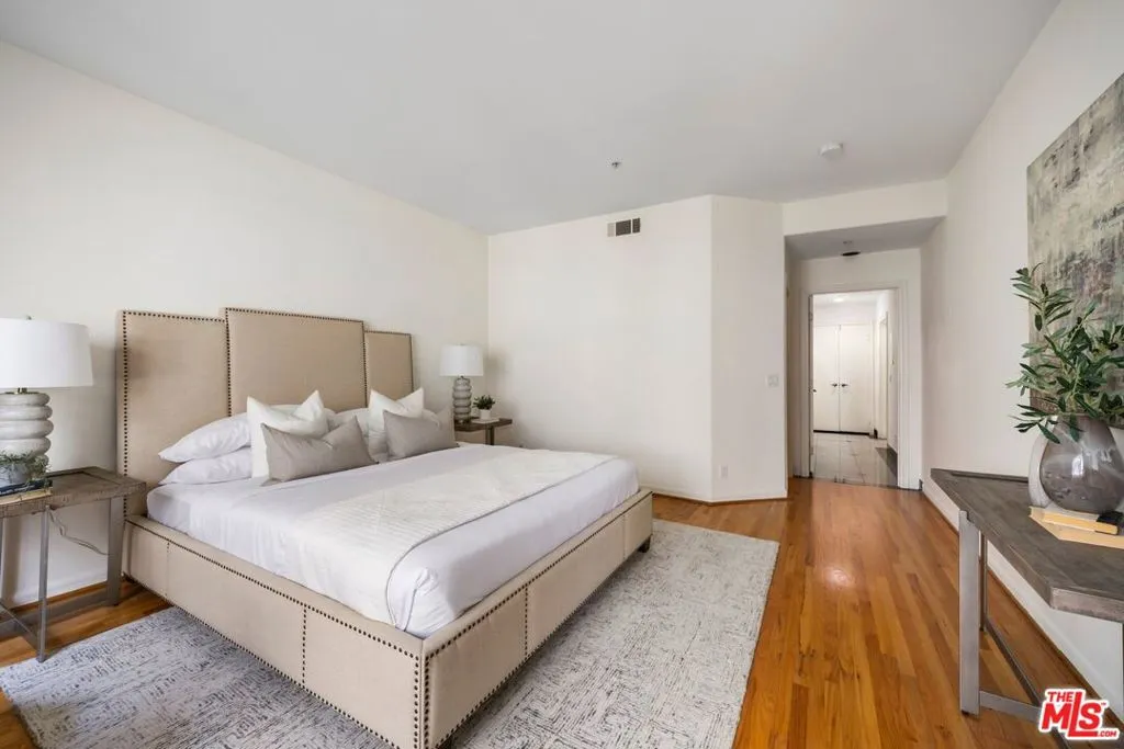 Beverly Hills, California 90211, United States, 2 Bedrooms Bedrooms, ,3 BathroomsBathrooms,Residential,Active,98607