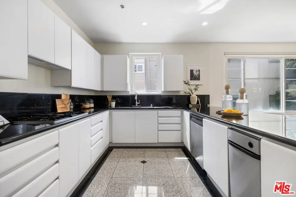 Beverly Hills, California 90211, United States, 2 Bedrooms Bedrooms, ,3 BathroomsBathrooms,Residential,Active,98607