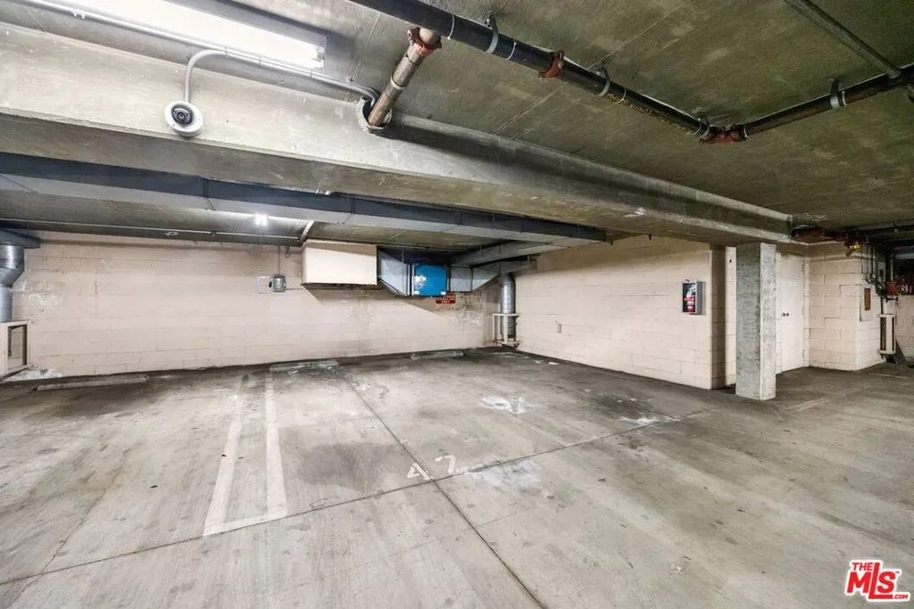 Beverly Hills, California 90211, United States, 2 Bedrooms Bedrooms, ,3 BathroomsBathrooms,Residential,Active,98607