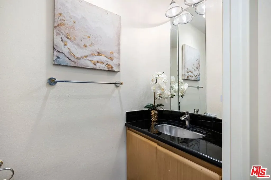 Beverly Hills, California 90211, United States, 2 Bedrooms Bedrooms, ,3 BathroomsBathrooms,Residential,Active,98607