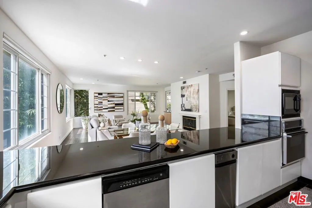 Beverly Hills, California 90211, United States, 2 Bedrooms Bedrooms, ,3 BathroomsBathrooms,Residential,Active,98607