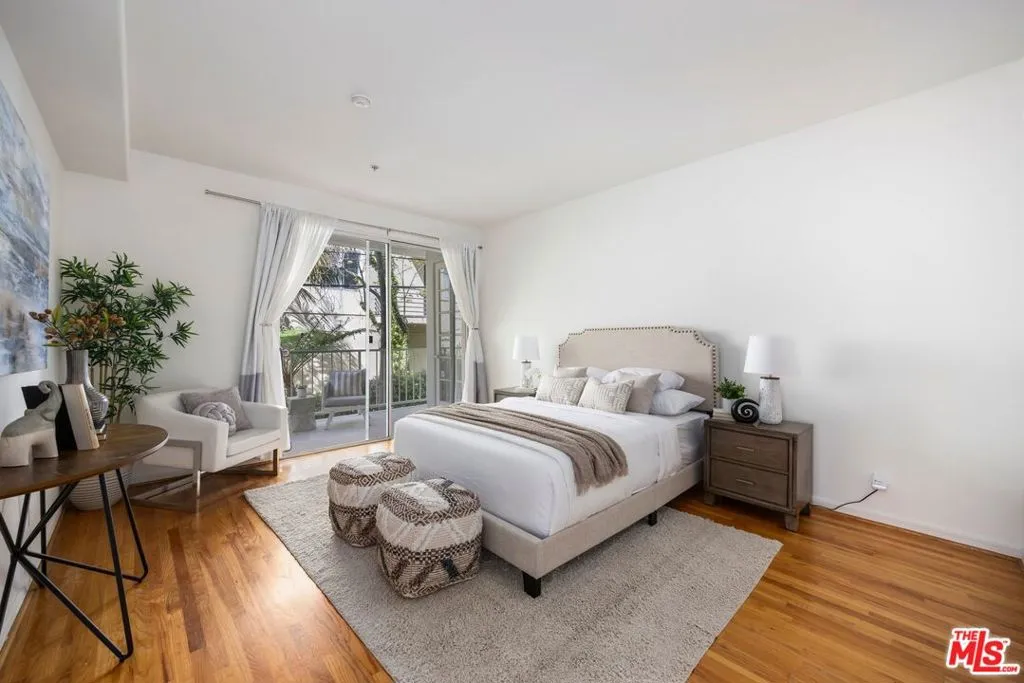 Beverly Hills, California 90211, United States, 2 Bedrooms Bedrooms, ,3 BathroomsBathrooms,Residential,Active,98607