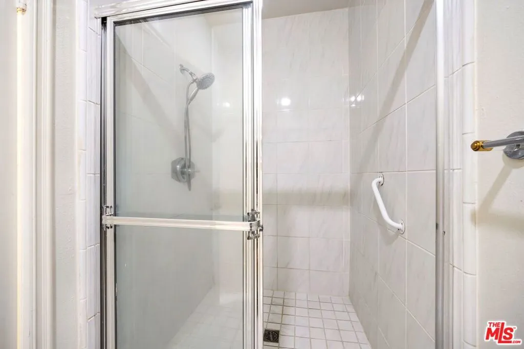 Beverly Hills, California 90211, United States, 2 Bedrooms Bedrooms, ,3 BathroomsBathrooms,Residential,Active,98607