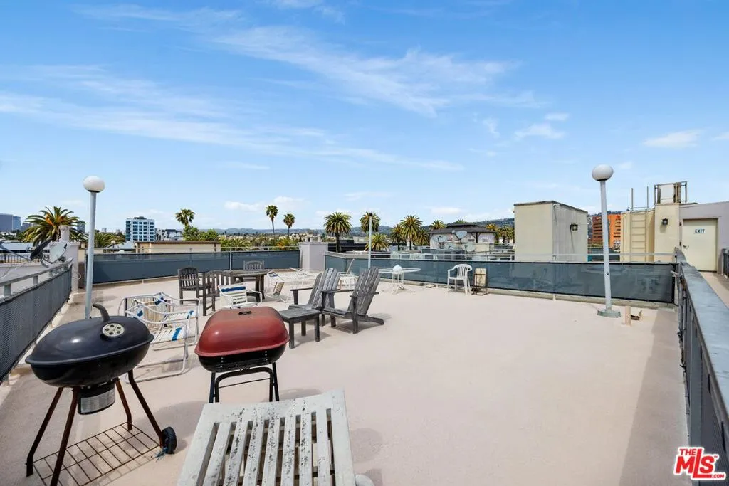 Beverly Hills, California 90211, United States, 2 Bedrooms Bedrooms, ,3 BathroomsBathrooms,Residential,Active,98607