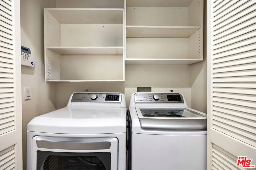 Beverly Hills, California 90211, United States, 2 Bedrooms Bedrooms, ,3 BathroomsBathrooms,Residential,Active,98607