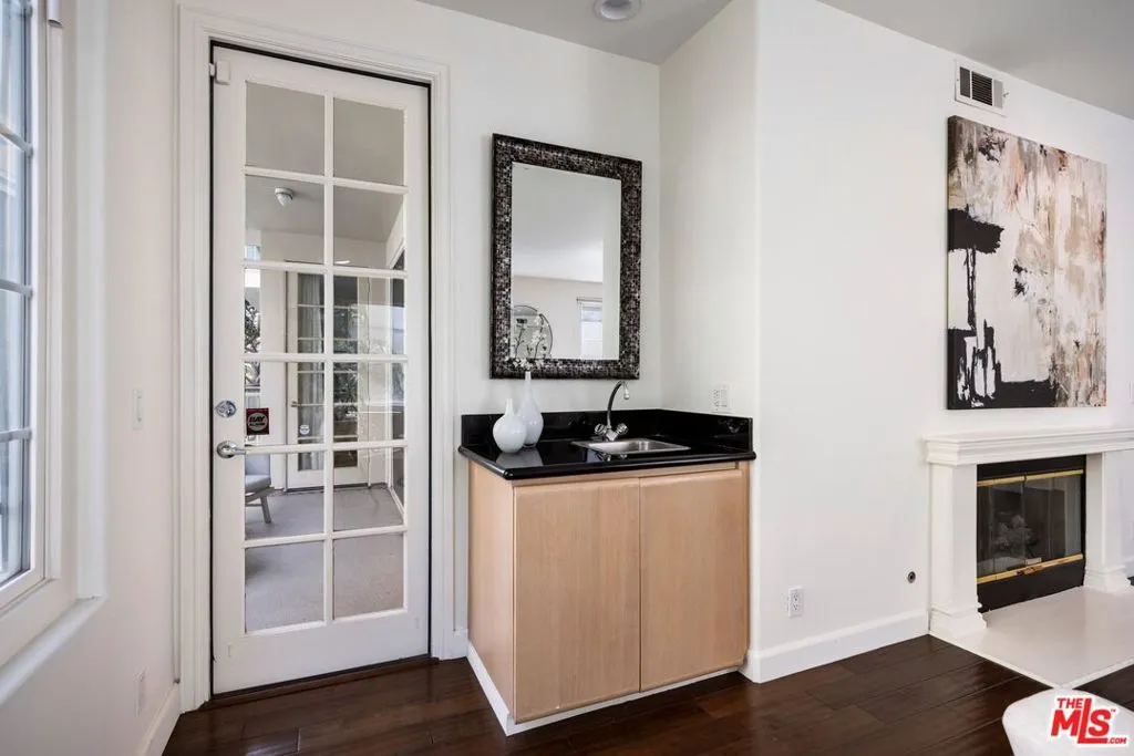 Beverly Hills, California 90211, United States, 2 Bedrooms Bedrooms, ,3 BathroomsBathrooms,Residential,Active,98607